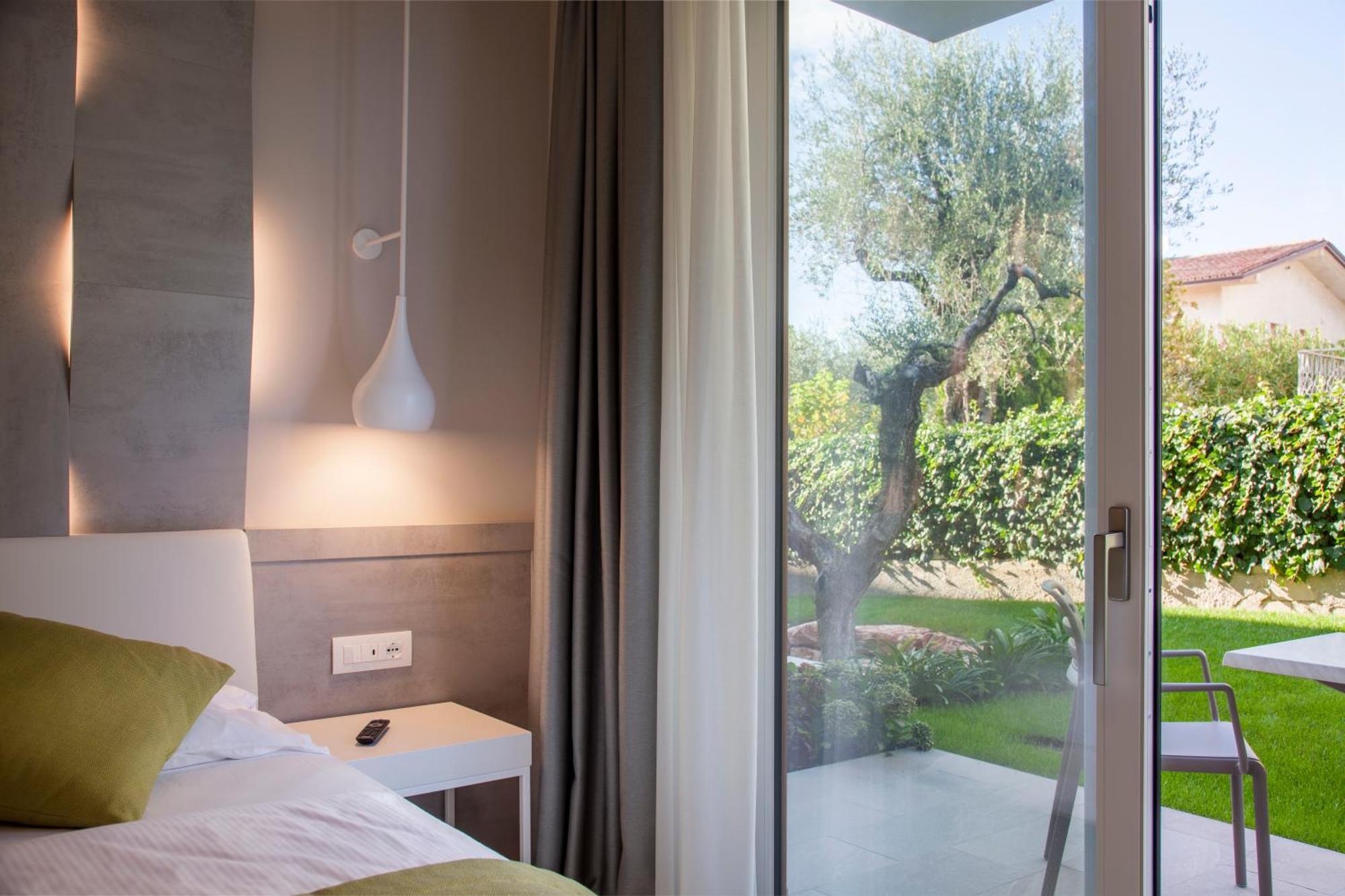 Hotel Villa Olivo Resort 3S Бардолино Стая снимка